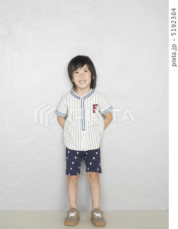 壁の前に立つ男の子 5192384