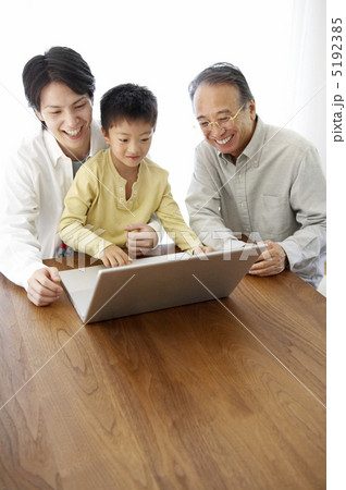 パソコンをする3世代家族 5192385