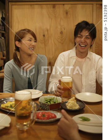 居酒屋で談笑するカップル 5192398