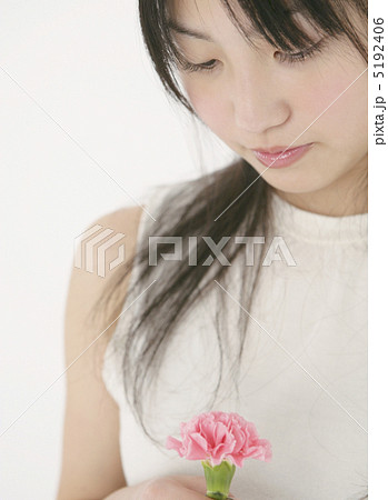 カーネーションを持った女性 5192406