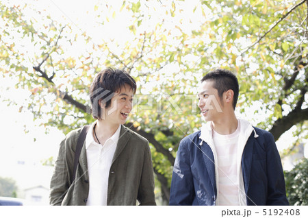 会話をする二人の男性 5192408