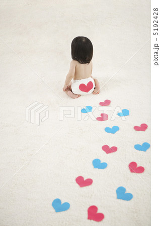 ハートのおむつをした女の子 5192428