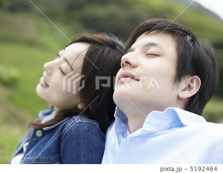 目を閉じて寄り添うカップル 5192464