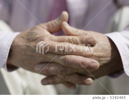 年配の男性の組まれた指 年配の男性の組まれた指 5192465