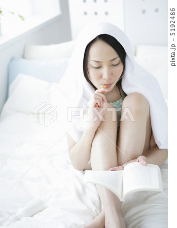 ベッドルームでくつろぐ女性 ベッドルームでくつろぐ女性 5192486