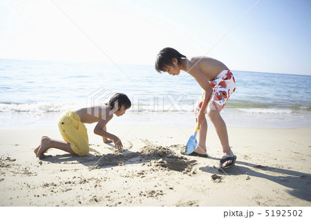 砂遊びをする男の子 5192502