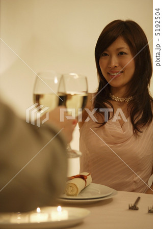 向かい合いグラスを合わせる男女 向かい合いグラスを合わせる男女 5192504