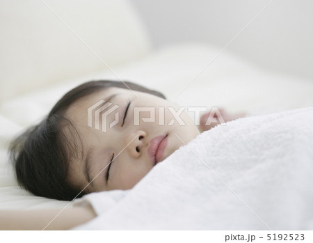 眠る男の子 5192523