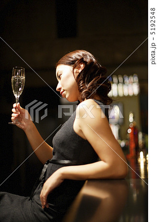 シャンパングラスを持った女性 5192548
