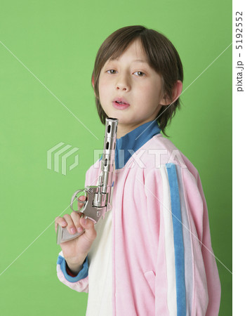 銃を持つ男の子 5192552