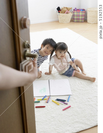 ドアの向こうで仲良く座る兄妹 5192553