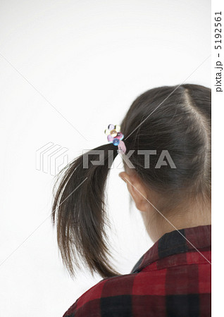 髪を結んだ女の子の後ろ姿の写真素材