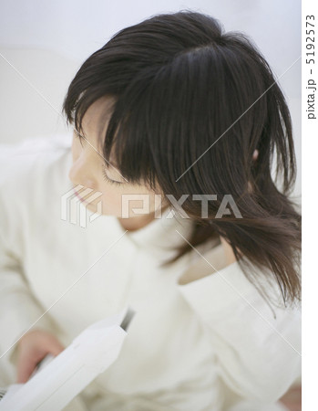 髪を乾かす女性 髪を乾かす女性 5192573