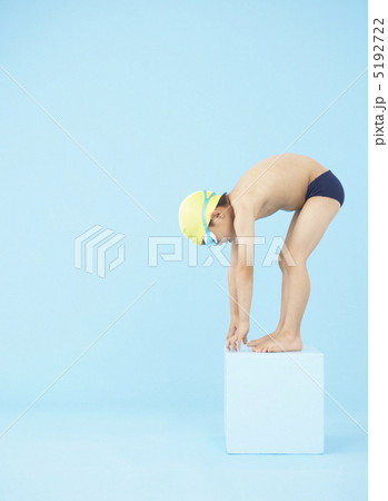 飛び込み台に立つ男の子 5192722