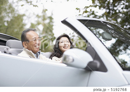 オープンカーでドライブする熟年夫婦 5192768