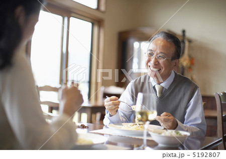 向かい合って食事する熟年夫婦 5192807