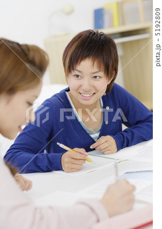 勉強をしている女性たち 勉強をしている女性たち 5192809