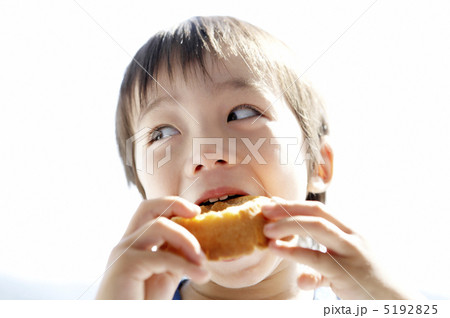 ドーナツを食べる男の子 ドーナツを食べる男の子 5192825