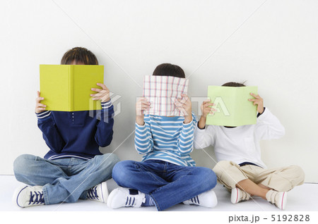 並んで本を読む三人の男の子 並んで本を読む三人の男の子 5192828