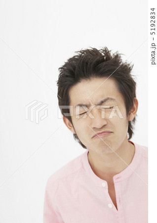 顔をしかめる若い男性 5192834