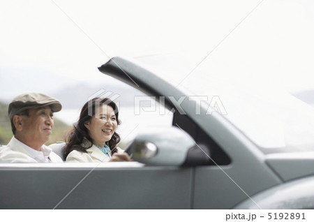 オープンカーに乗った熟年夫婦 5192891