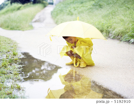 黄色いカッパを着た男の子 黄色いカッパを着た男の子 5192910