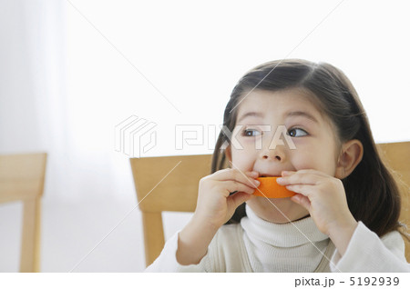 オレンジを食べる女の子 5192939