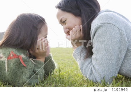 頬杖をして見つめ合う親子 頬杖をして見つめ合う親子 5192946