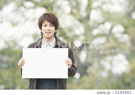 メッセージボードを持った男性 5193001