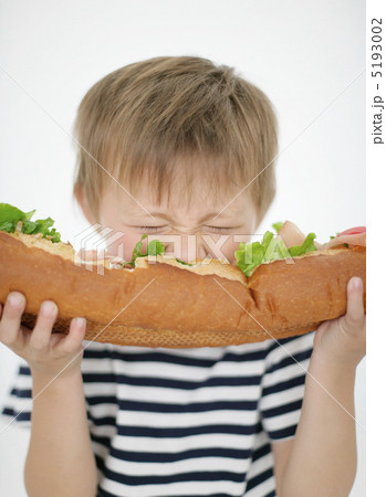 大きなサンドイッチを食べる男の子 5193002