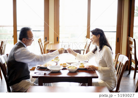 ワインで乾杯する熟年夫婦 ワインで乾杯する熟年夫婦 5193027