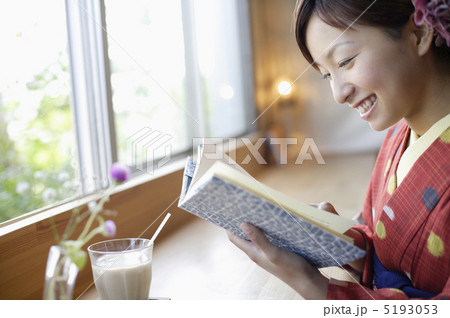 カフェで本を読む着物姿の女性 5193053
