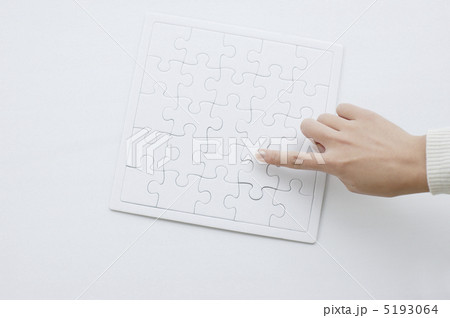 パズルをさわっている女性の手 5193064