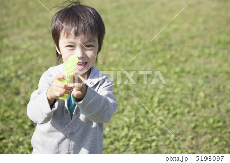 水鉄砲で遊ぶ男の子 5193097