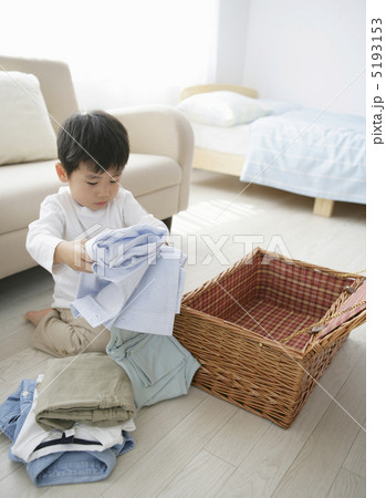 洗濯物をたたむ男の子 洗濯物をたたむ男の子 5193153