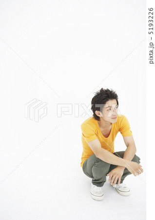 しゃがんで物思いにふける若者 5193226