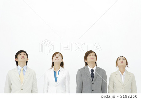並んで高い所を見上げる若者達 5193250
