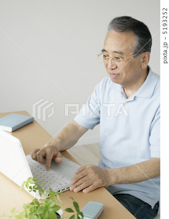 パソコンに向かう老人 5193252