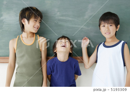 黒板の前に立つ三人の男の子 5193309