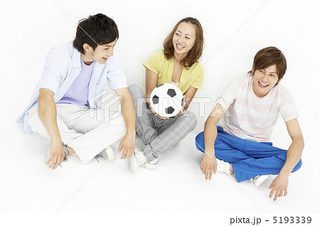 あぐらをかいて座る若者達 5193339