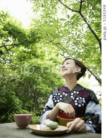 お茶菓子と浴衣姿の女性 お茶菓子と浴衣姿の女性 5193349