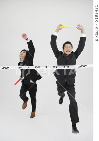 ゴールをする日本人ビジネスマン 5193421