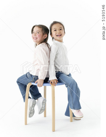 椅子に座る女の子二人の写真素材 [5193546] - PIXTA