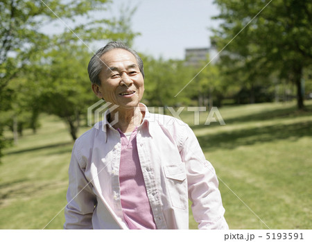 公園を散歩する年配の男性 5193591