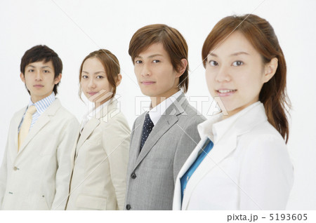 並んでこちらを見つめる若者達 5193605