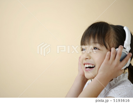 ヘッドフォンで音楽を聴く女の子 5193616