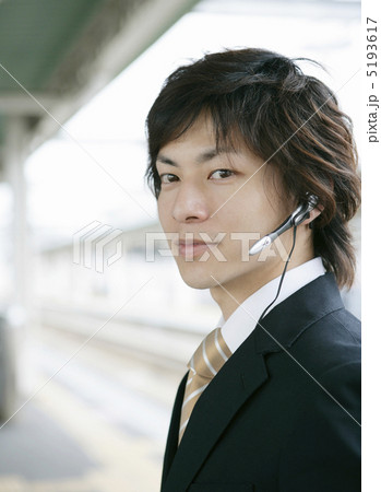 駅のホームのビジネスマン 駅のホームのビジネスマン 5193617