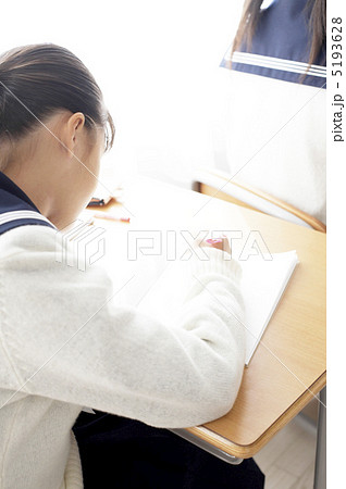 勉強する女子中学生 5193628
