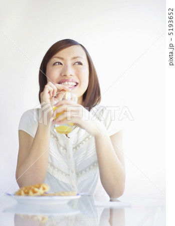 オレンジジュースを飲みながら笑う女性 オレンジジュースを飲みながら笑う女性 5193652