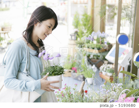 花を買う女性 5193680